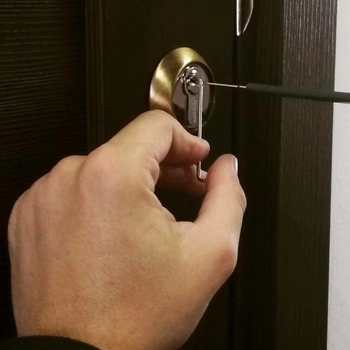 Вскрытие замка на деревянной двери